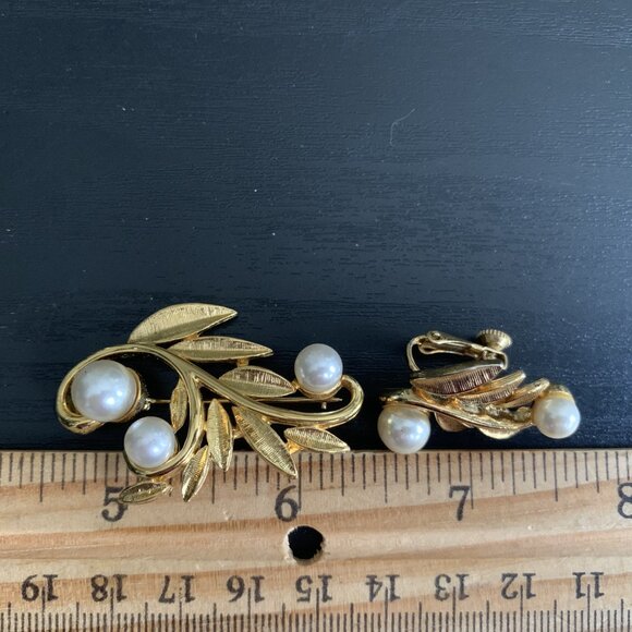 Napier Gold Leaf Brooch & Earrings - Picture 9 of 9